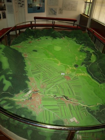 Živa maketa Cerkniškega jezera predstavlja kraški fenomen presihajočega jezera. Izdelana je v merilu 1:2500, velikosti 3x5 m in prikazuje geografski in vodni sistem. 